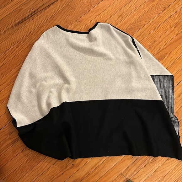 Reversible shaw - Picture 3 of 3